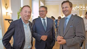 Franz und Manjura räumen Büros