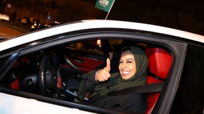 Frauen feiern Ende des Fahrverbots