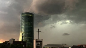 Unwetter stoppt Flugzeuge und Bahnen in Frankfurt