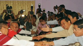 Regierung und Rebellen unterzeichnen Waffenstillstand