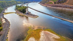 Als hätte es Steine in den Fluss geregnet