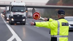 Falsche Polizisten rasen mit Opfer davon