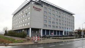 Infiziertes Paar flieht aus Quarantäne-Hotel und will nach Spanien fliegen