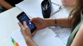 Brauchen auch deutsche Schulen ein Handyverbot?