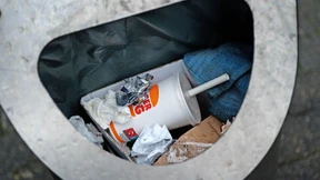 Lemke will Discounter zu Mehrwegangebot verpflichten