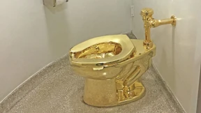 Goldene Toilette aus Ausstellung gestohlen – drei Männer vor Gericht