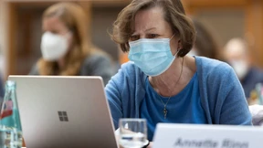 Frankfurter FDP stimmt im Waldstadion ab