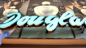 Advent will Douglas übernehmen