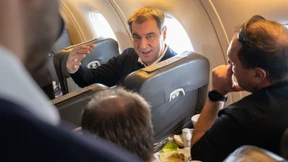 Wenn Söder über den Journalisten lacht