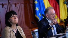 Zeugnisse für die Schüler, Entlassungsurkunde für die Ministerin