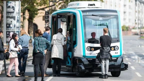 Autonom fahrender Bus am Mainkai unterwegs