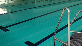 22 Verletzte bei Austritt von Chlorgas in Hallenbad