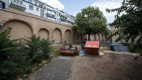 Müll vor historischen Arkaden