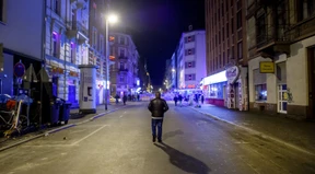 Mann überrollt Passanten mit Range Rover