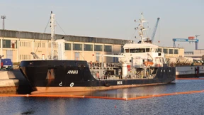 Taucher checken havariertes Schiff im Rostocker Hafen