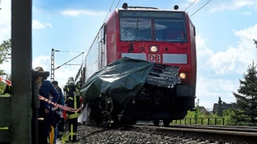Ein Toter und zwölf Verletzte bei Zusammenstoß von Zug und Lkw