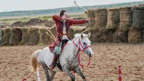 Pferde, Falken und fliegende Ziegenkadaver