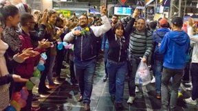 Begrüßungs-Spalier in der Bahnhofshalle  