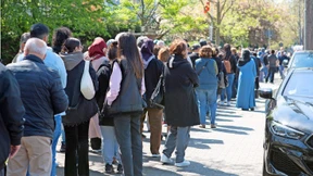 Großer Andrang vor Frankfurter Generalkonsulat