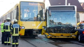 Unfall mit Stadtbahn und Linienbus – wohl mehrere Verletzte