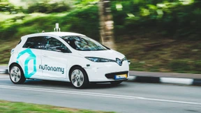 Fahrerloses Taxi stößt mit Lastwagen zusammen