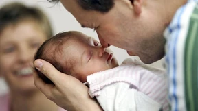 Wenn die Babypause für Papa der Mama hilft