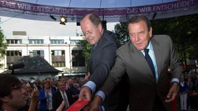 Schröder schlägt die Trommel