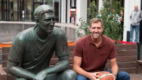 Dirk Nowitzki trifft seine Statue