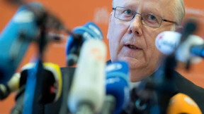 Kritik am Bischof, Lob für den Papst  