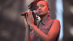 Sie sitzt jetzt mit am Tisch