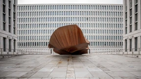 Eingequetscht von Giganten