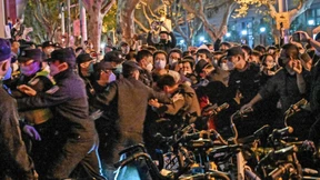 Mit weißen Zetteln gegen die Diktatur