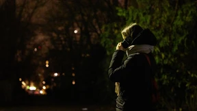 Mit dem Heimwegtelefon beruhigt nach Hause