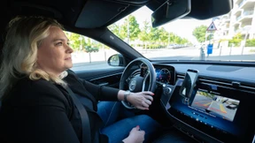 Frauen können Wagen mit Fahrerin buchen