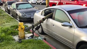 Feuerwehr schlägt Scheiben eines falsch parkenden Autos ein