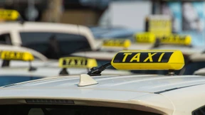 Falschparkerin fährt mit Mann auf Motorhaube los