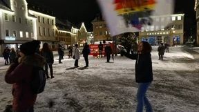 Mit dem Megafon vor das Altenheim