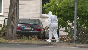 Autofahrer rast nach Streit ungebremst auf Fußgänger zu