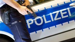 Pistole anlegen zählt zur Dienstzeit eines Polizisten
