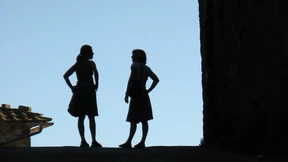 Eine trägt der anderen Last