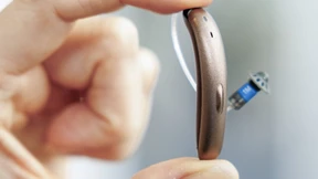 Wie bitte? Ein Hörgerät?