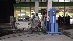 Mann fährt brennendes Auto an Tankstelle und droht mit Axt