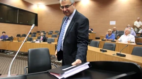 Zyperns Notenbankchef nimmt seinen Hut