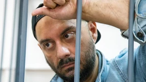 Sie führen ihn im Käfig vor