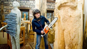 Eine Idee im Kopf und die Kettensäge in der Hand 