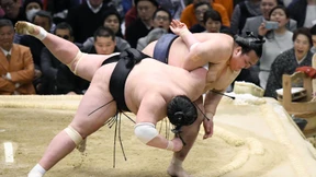Schiedsrichter schmeißen Ersthelferinnen aus Sumo-Ring