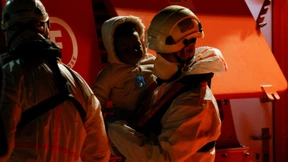 Küstenwache bringt Flüchtlinge vor Gran Canaria an Land