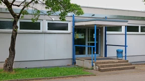 Vier Jugendliche nach Sturz durch Sporthallendach schwer verletzt