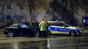 Falschfahrer fährt in eine Gruppe Jugendlicher