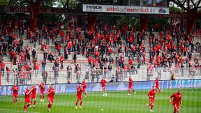 4500 Union-Fans bejubeln die Rückkehr ins Stadion
